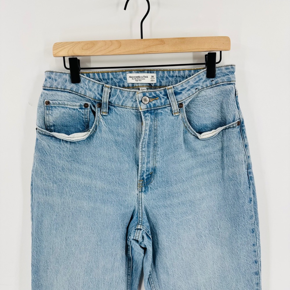 Abercrombie & Fitch 90s Relaxed Jeans Light Wash 30 Curve Love High Rise Raw Hem - Picture 4 of 10